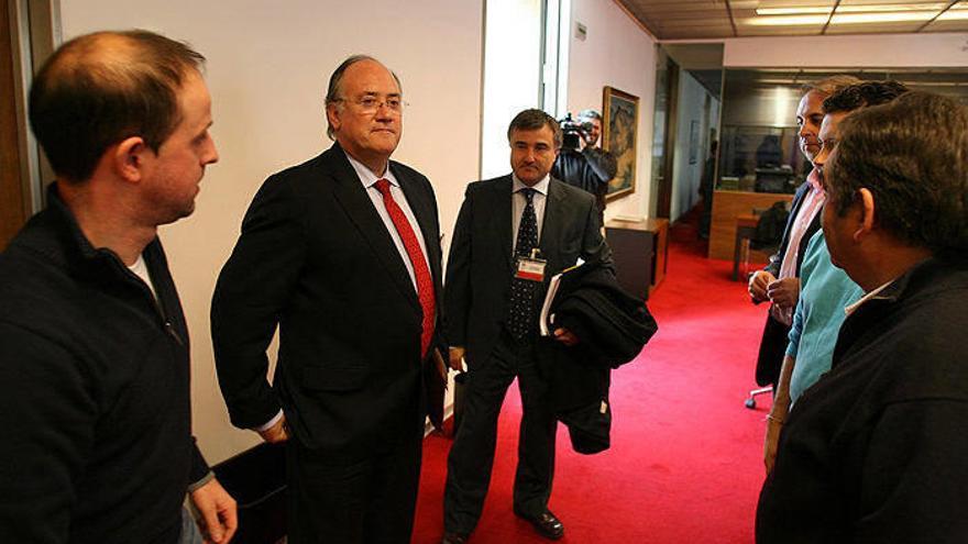 Álex Otaegi (i) e Iñigo Giménez, con miembros de la Comisión.