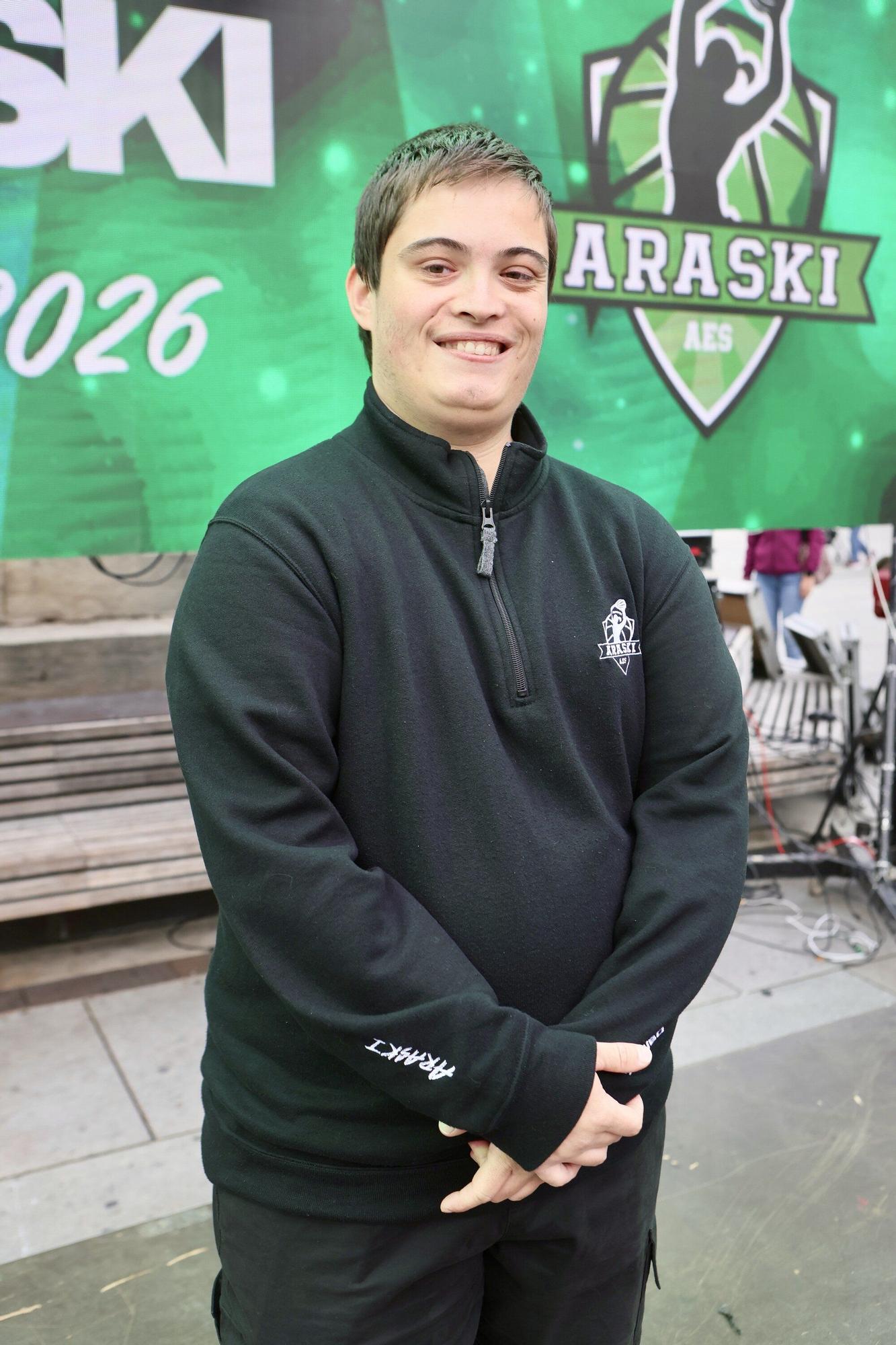 En imágenes: El Araski presenta su plantilla en la plaza de la Virgen Blanca