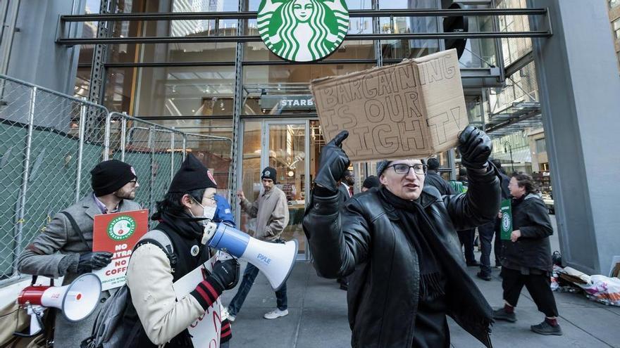 Trabajadores de Starbucks de EEUU organizan su primera protesta a nivel nacional