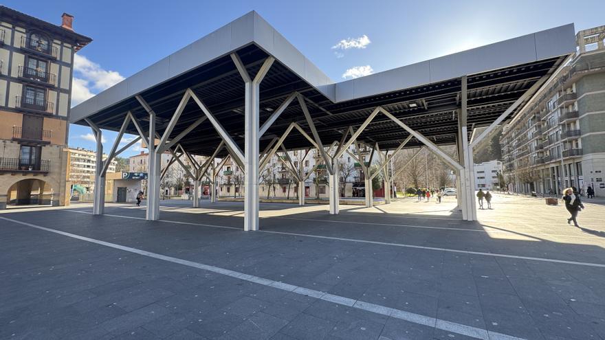 Arrasate estudia sustituir la pérgola de Biteri por una nueva cubierta que integrará el parque infantil