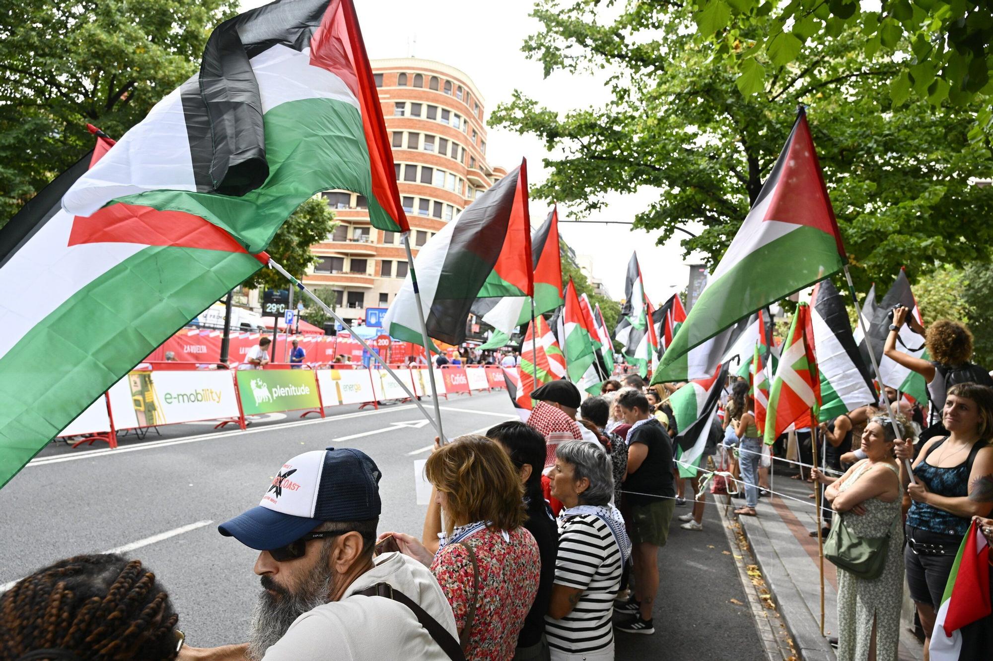 En imágenes: protesta contra el Israel al paso de la La Vuelta por Bilbao
