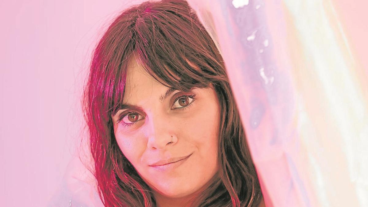 Irudian, Marina Landa, Aria taldeko sortzailea eta abeslaria. Irudian, Marina Landa, Aria taldeko sortzailea eta abeslaria.