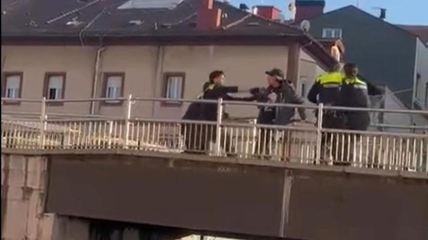 Ingresado en Cruces el hombre abatido por la policía tras amenzarles con un cuchillo