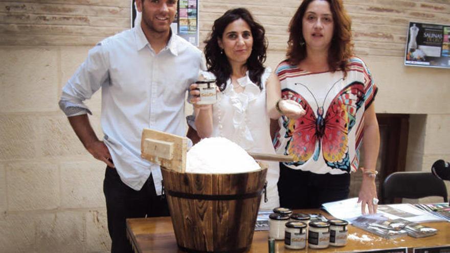 Josu Gironés, Charo Apestegui y Susana Vera, en la presentación.