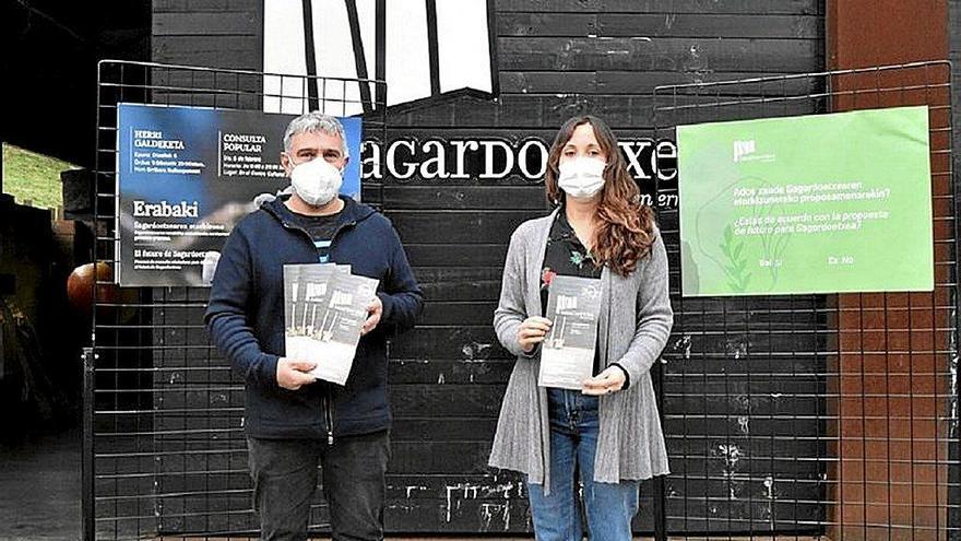 El alcalde, Xabier Urdangarin, y la edil Aintzane Barandiaran. Foto: N.G.