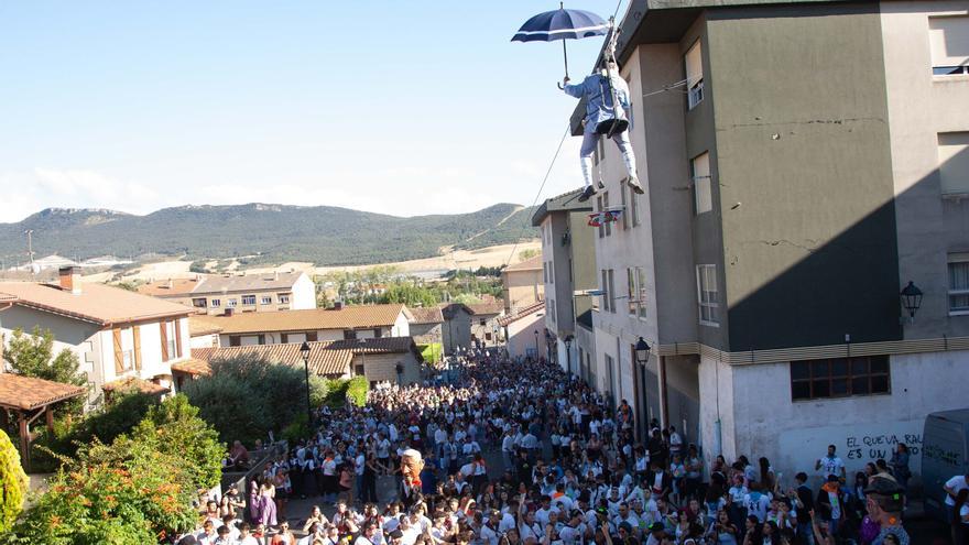 En imágenes: La bajada del Brujo da paso a una explosión festiva en Nanclares