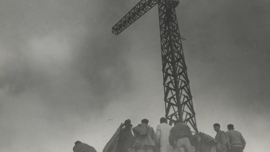 La Sociedad Excursionista Manuel Iradier celebrará el próximo sábado una salida montañera al monte Zaldiaran con motivo del 75º aniversario de la colocación del buzón y la cruz en su cumbre