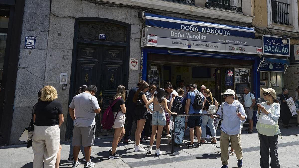 Colas en Doña Manolita este verano para comprar décimos de Lotería de Navidad de 2025.