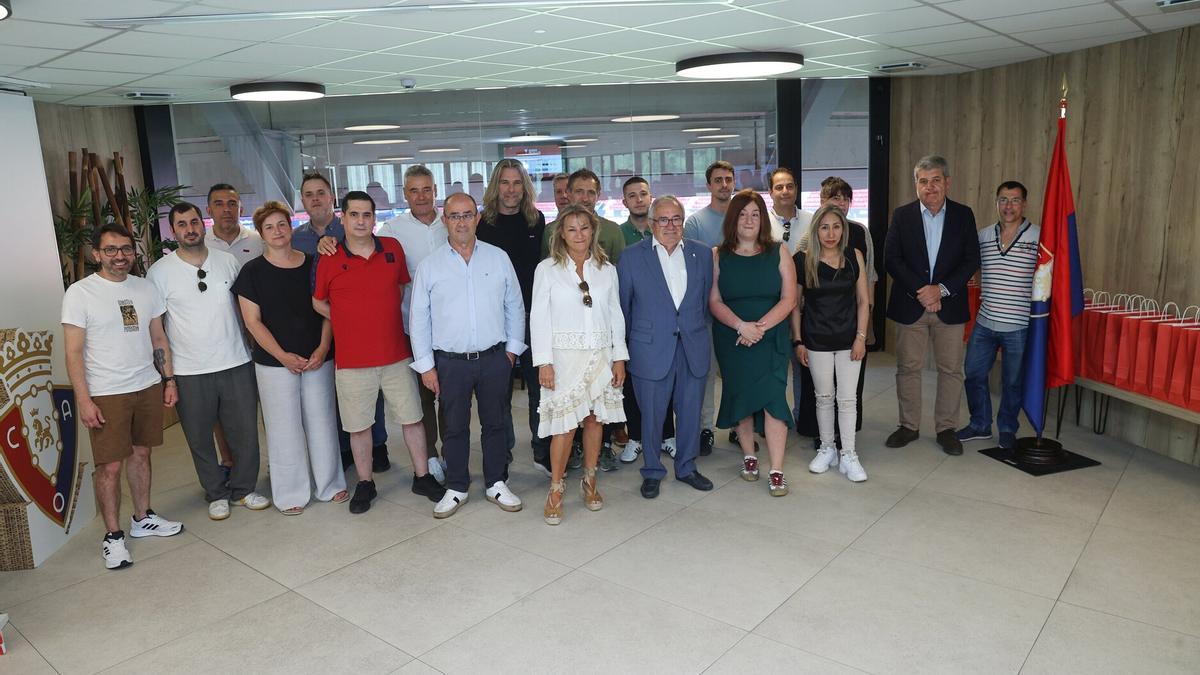 Representantes de los &quot;Bares Rojillos&quot; con Luis Sabalza y Ana Beriain en El Sadar