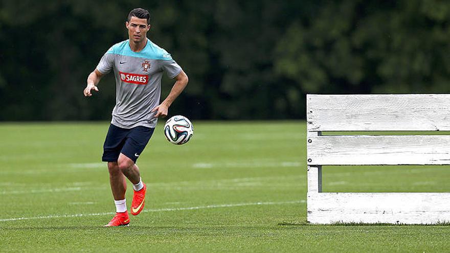 El jugador de la selección de fútbol de Portugal Cristiano Ronaldo controla el balón en el centro de entrenamiento de los New York Jets en Florham Park