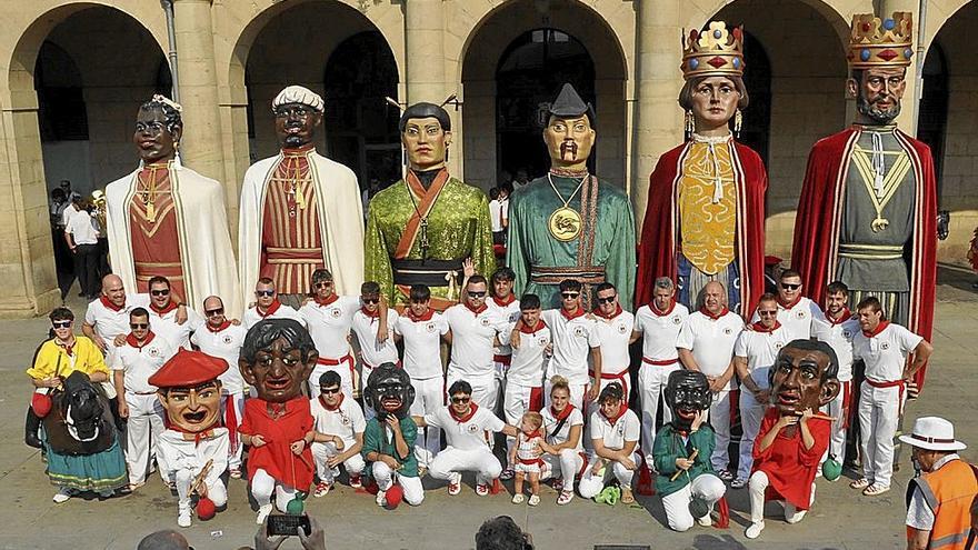 Foto de familia de la Comparsa de Gigantes, Kilikis y Cabezudos antes de salir al desfile.