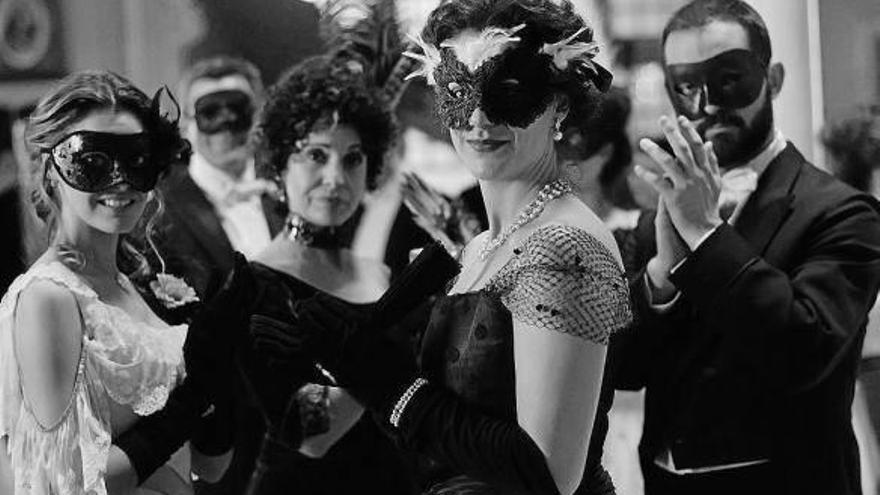 La temporada arranca esta noche con un elegante baile de máscaras.