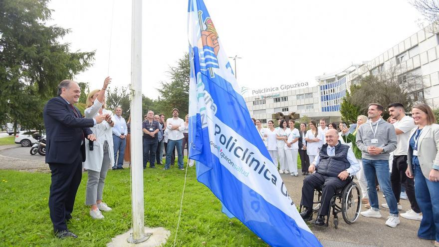 La Real Sociedad homenajea a Policlínica Gipuzkoa en su 50 aniversario con la izada de una bandera conmemorativa