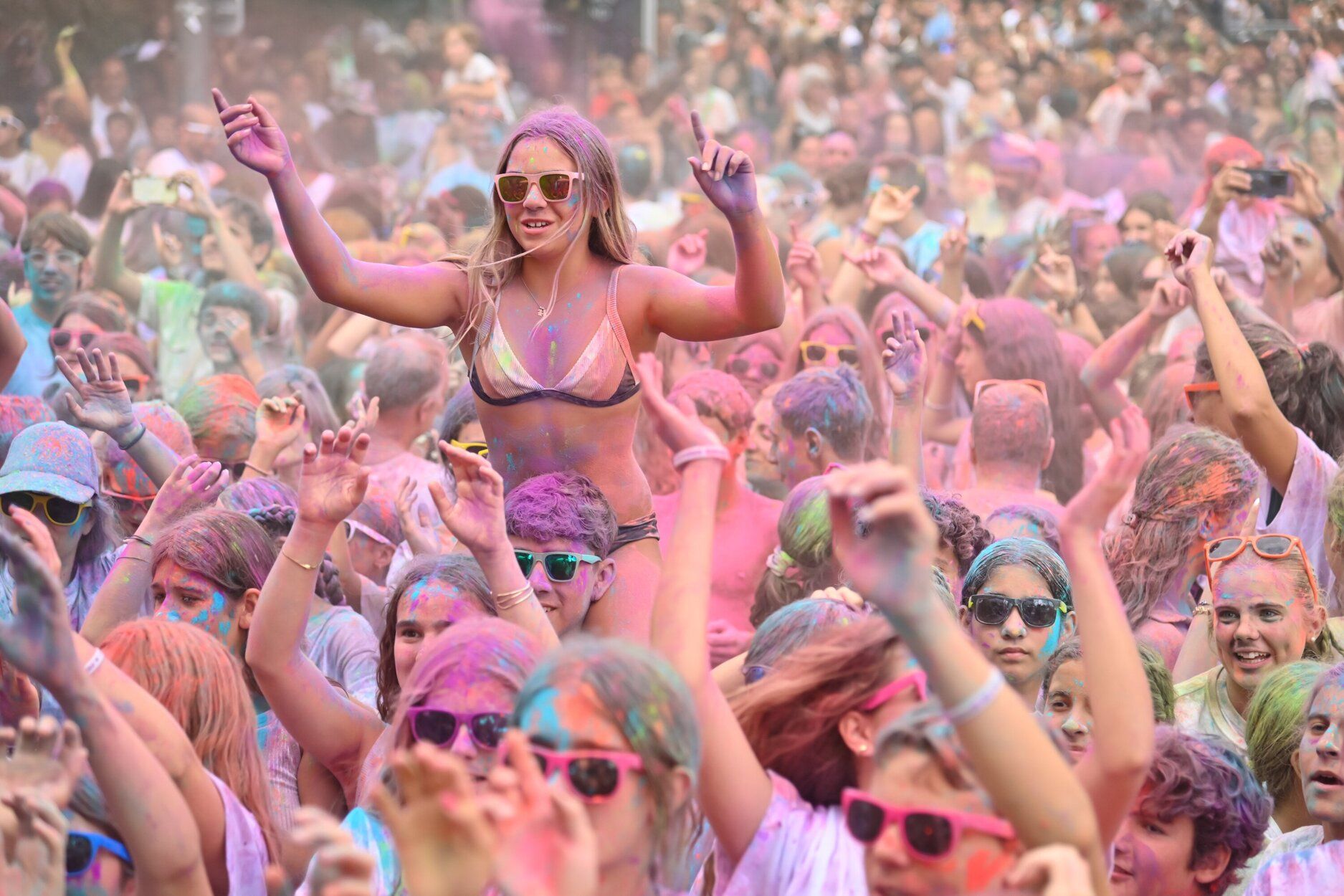 La Holi Fest empapa de color el Boulevard