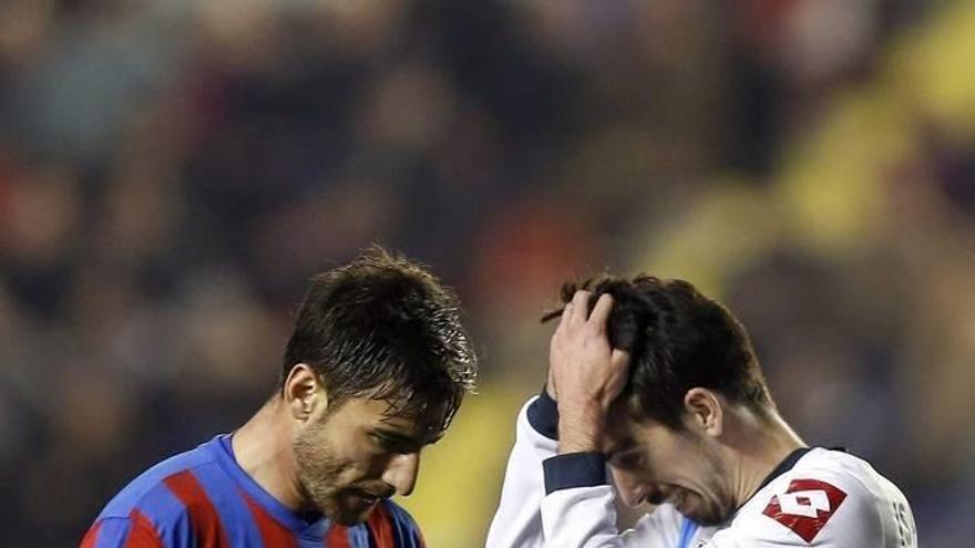 El lateral griego del Levante Nikos (i) y el jugador del Deportivo de La Coruña Cuenca, durante el partido.