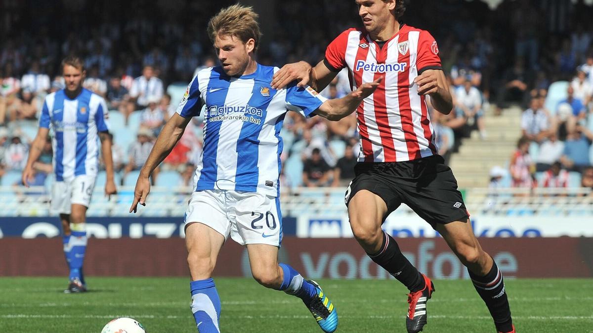 El jugador del Athletic Frnando Llorente, autor de los dos goles del Athletic, pelea por un balón con el realista Asier Illarramendi