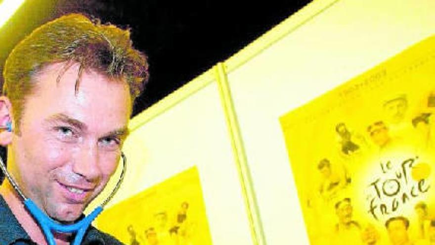 Bruyneel bromea con Armstrong en el control médico previo del Tour de 2003.