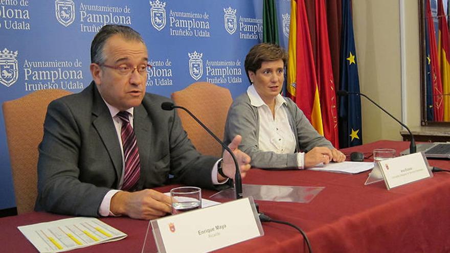 Maya, junto a la concejala delegada de Servicios Generales, Ana Elizalde.