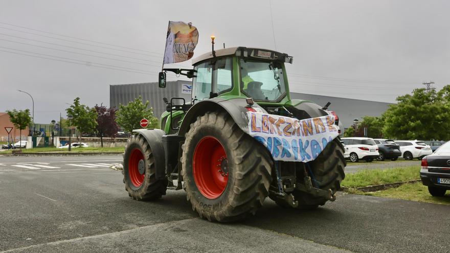 Una nueva tractorada recorre Vitoria para protestar por la política agraria