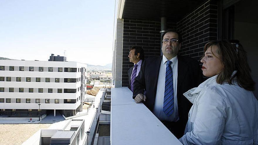 El alcalde Rafael Blanco y la concejala Amalia Salanueva observan las vistas desde las nuevas VPO.