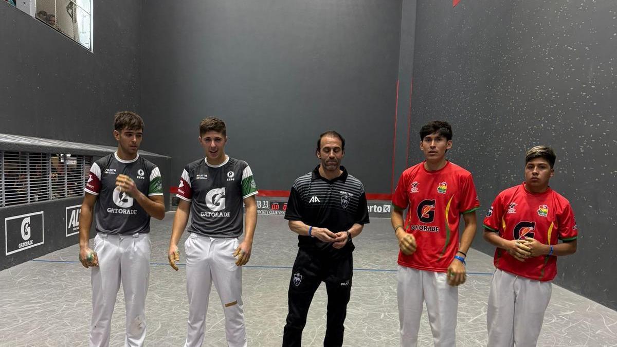 Unax Manterola y David Alonso, antes de iniciar el partido ante Bolivia, que ganaron 6-15 y 0-15. Unax Manterola y David Alonso, antes de iniciar el partido ante Bolivia, que ganaron 6-15 y 0-15.