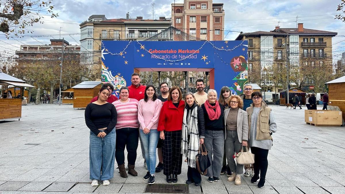 Cristina Laborda y Nuria Alzaga, junto a comerciantes y artesanos y artesanas de la ciudad. Cristina Laborda y Nuria Alzaga, junto a comerciantes y artesanos y artesanas de la ciudad.