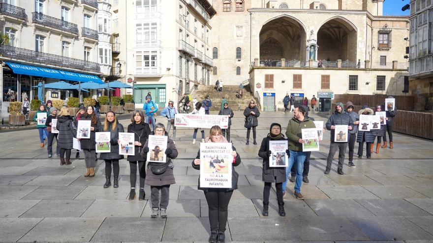 Asociaciones animalistas se concentran en contra de la Ley Taurina