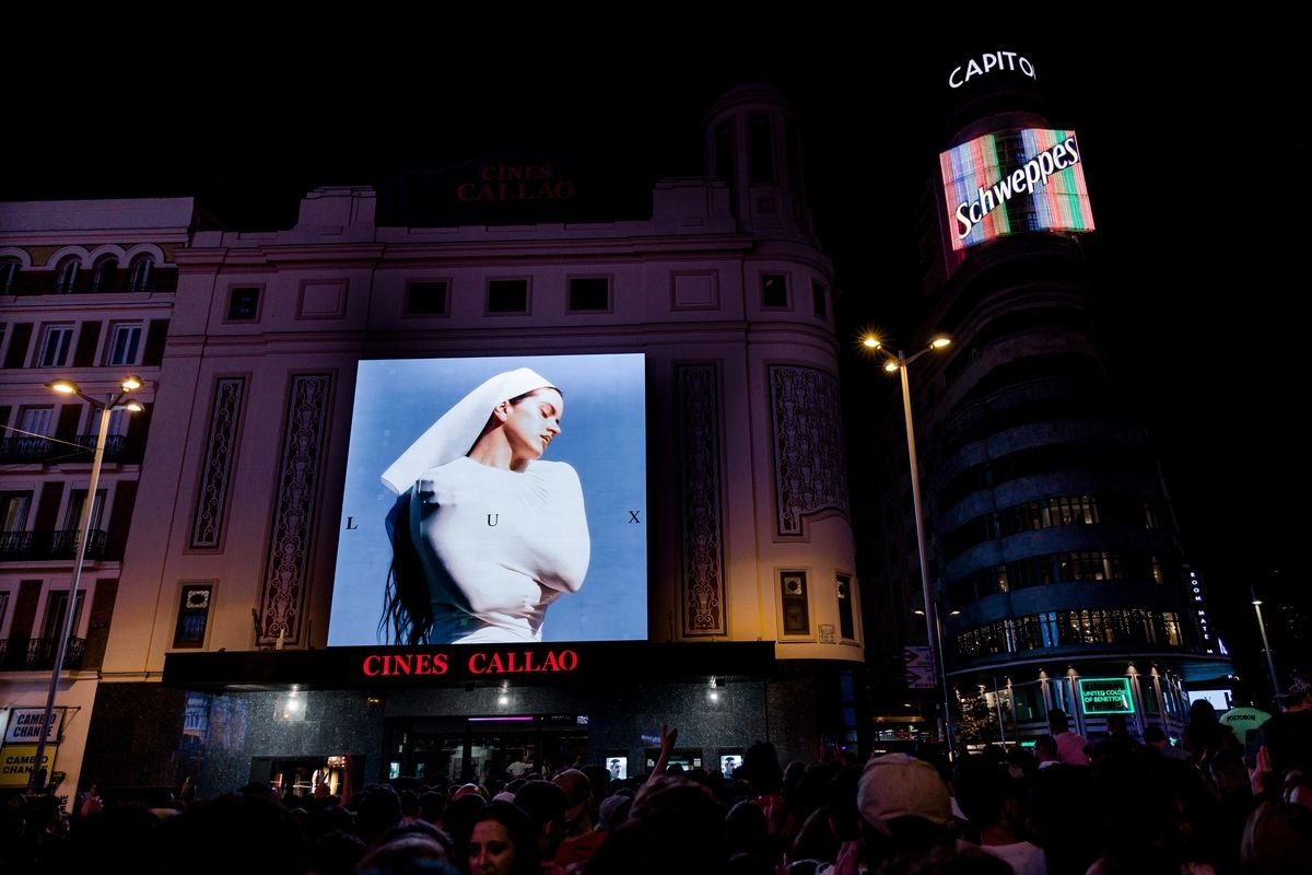 Rosalía presenta su disco en las pantallas de Callao y desaparece entre miles de fans