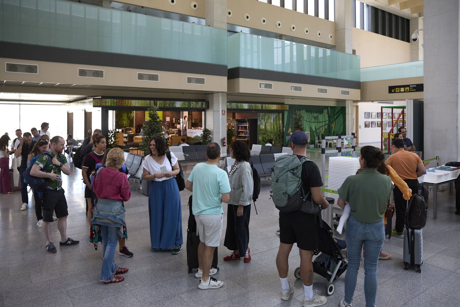 Fotos del inicio de las vacaciones de agosto en el aeropuerto de Noáin