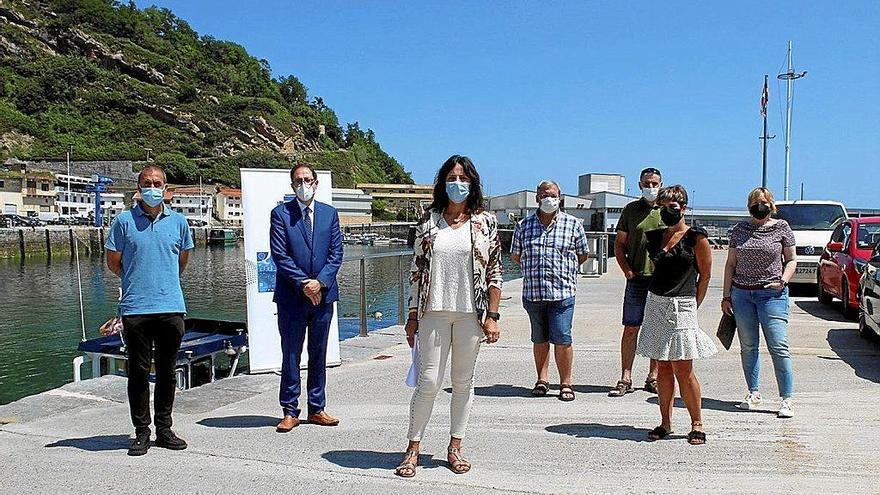 Los organizadores de la iniciativa, en la presentación que se celebró ayer en el puerto de Getaria.