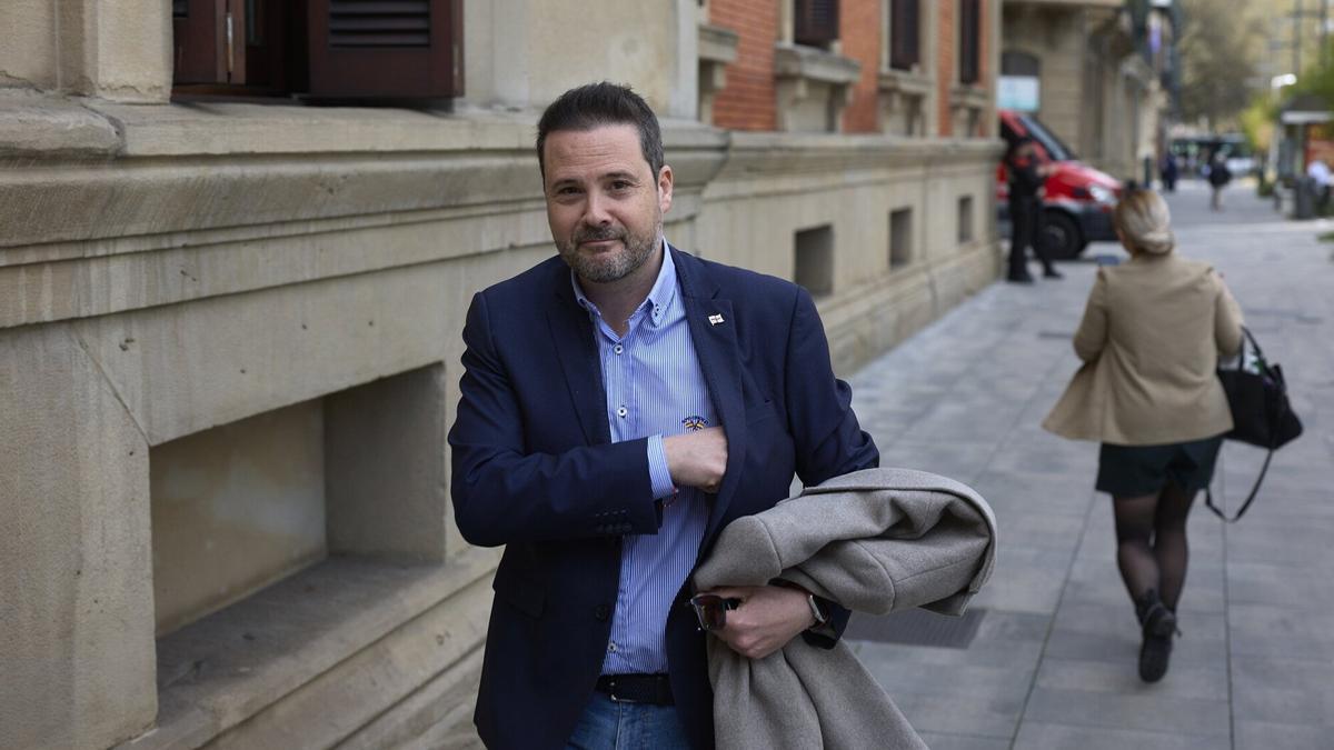 Alejandro Toquero entrando al Parlamento de Navarra.