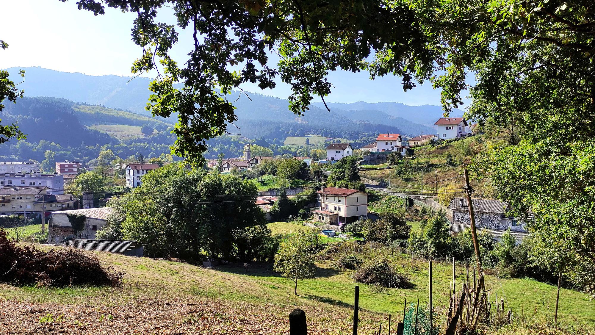 Al mismo tiempo, Aranguren mantiene la esencia rural en sus paisajes.