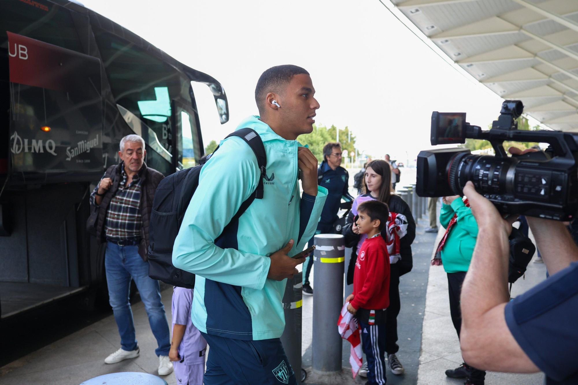 Aficionados del Athletic en el aeropuerto de Bilbao antes de viajar a Dortmund