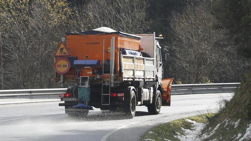 Treinta carreteras españolas continúan afectadas por el hielo y la nieve