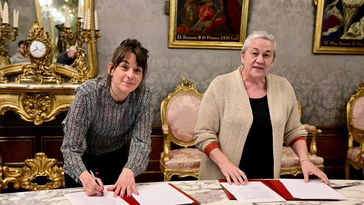 Firma del convenio entre la vicepresidenta tercera y consejera Begoña Alfaro, y la coordinadora Idoia Garate