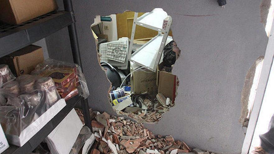 Imagen de los destrozos provocados por los ladrones en la gasolinera de Murchante.