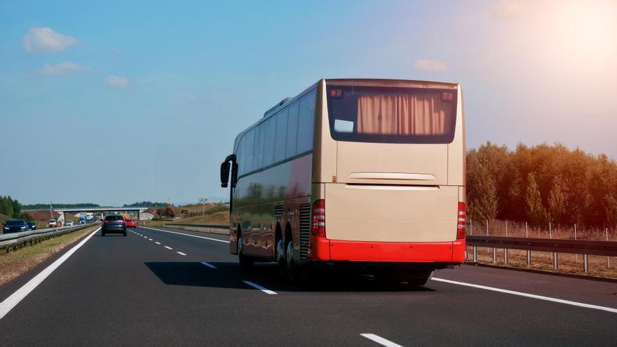 Un menor roba un autobús y conduce 150 km para llevar a su novia al colegio