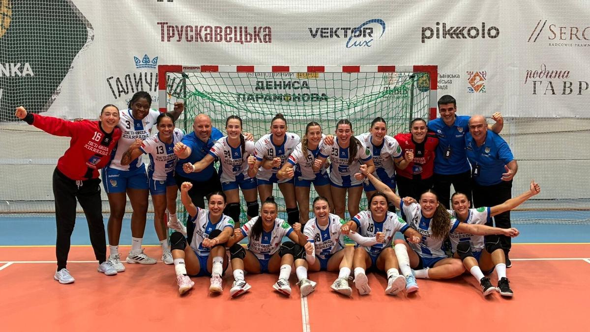 Las jugadoras y parte del cuerpo técnico, con Miguel Etxeberria a la cabeza, celebran la victoria y el pase a la siguiente ronda continental.
