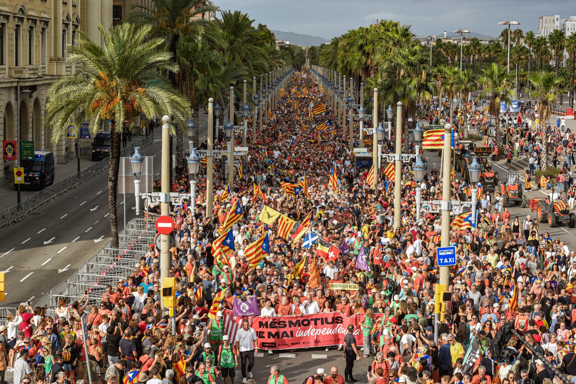 Unos 41.500 independentistas se manifiestan en la Diada en Barcelona, Girona y Tortosa