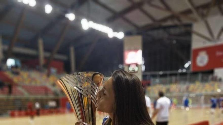 La navarra Ana Etayo besa la copa que le acredita como campeona de Europa.