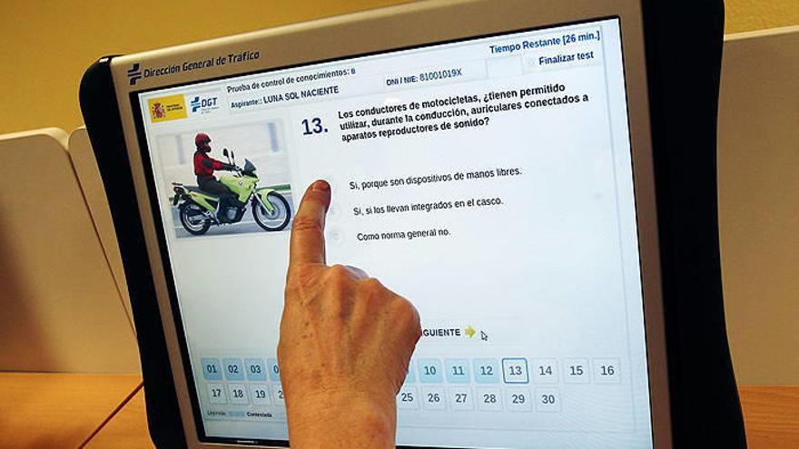 Una de las preguntas incluidas en el examen teórico de conducir a través de ordenador.