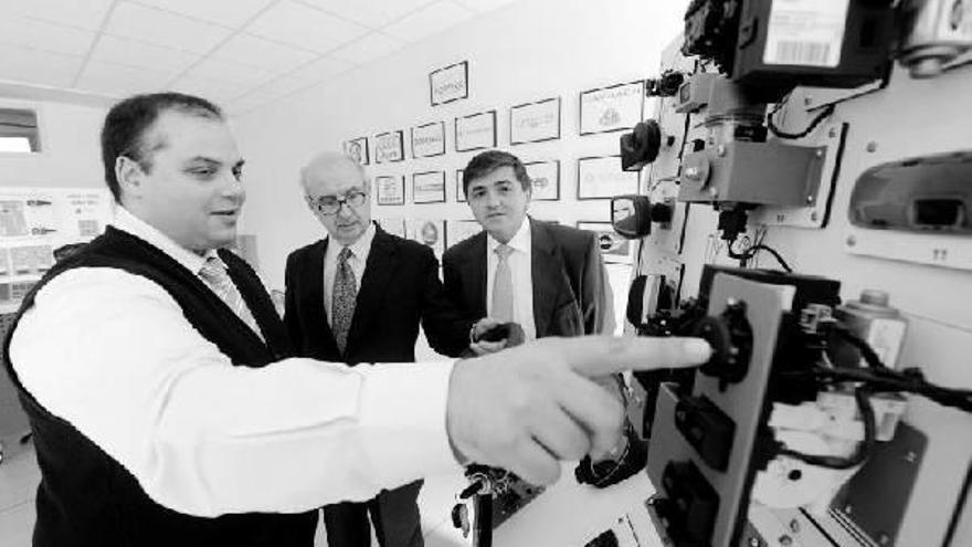 Aitor Ruiz (ACICAE), Jesús Onaindia (Gobierno Vasco) y José Juez (HEGAN), ayer en un aula del centro de Innovación de Formación Profesional Tknika, en Errenteria.