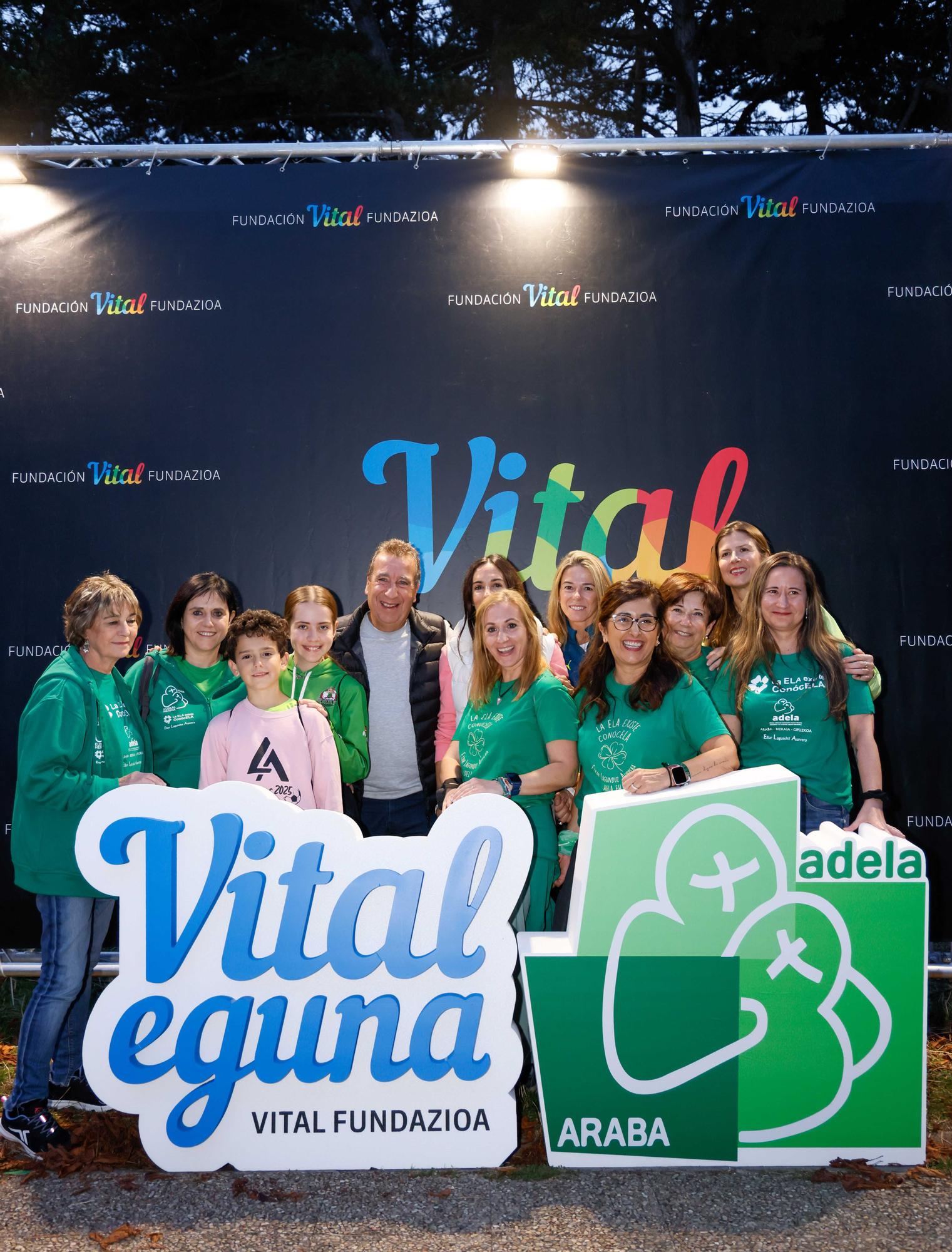 En imágenes: La marcha nocturna del Vital Eguna apoya a las personas con Ela