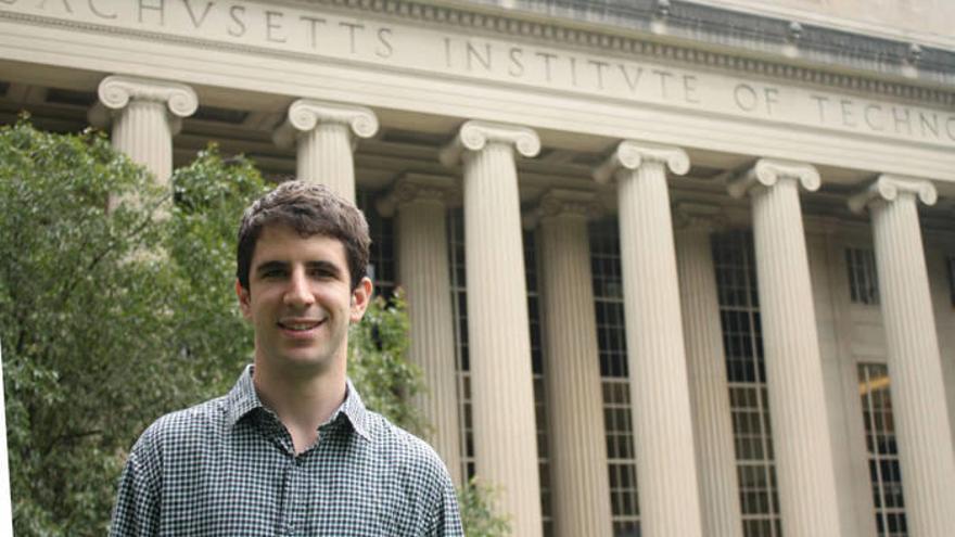 El ingeniero navarro Enrique Lizarraga posa ante la fachada del MIT, en Estados Unidos.