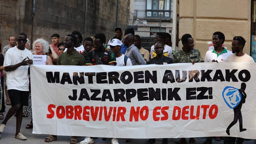 Concentración de los manteros de Bilbao en protesta por las últimas detenciones y redadas