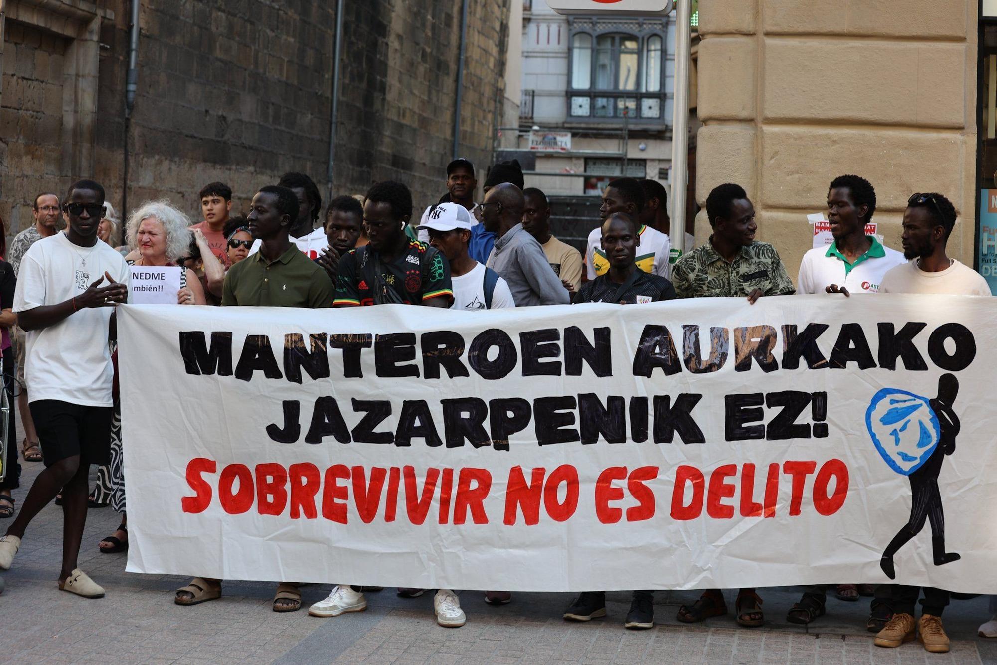 En imágenes: concentración de los manteros de Bilbao