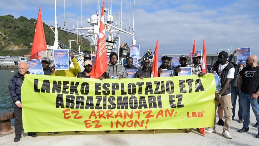 Rueda de prensa de los pescadores del Beti Aingeru y representantes de LAB, en Getaria.