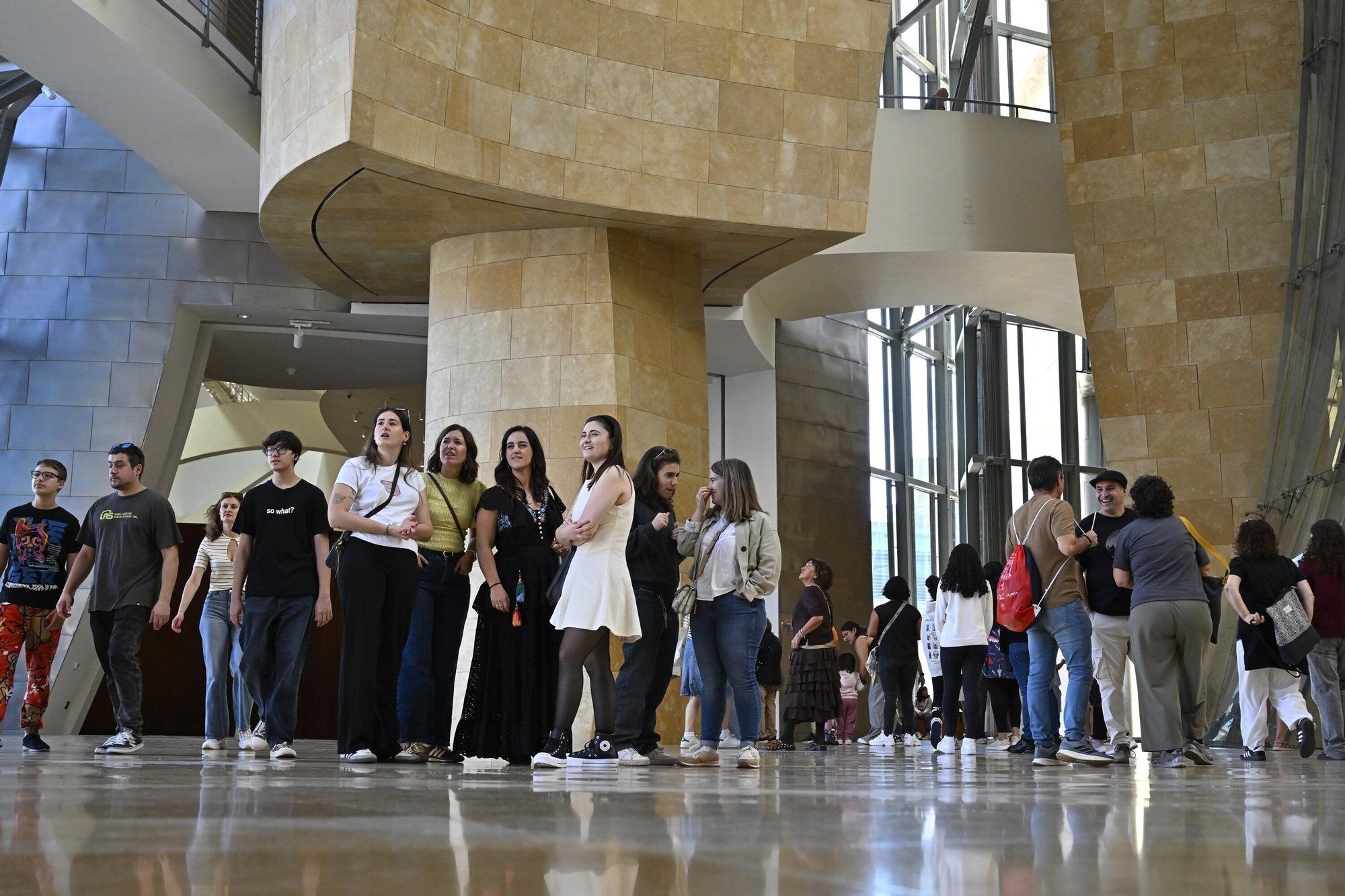 El Museo Guggenheim acoge a miles de visitantes en su 28º cumpleaños