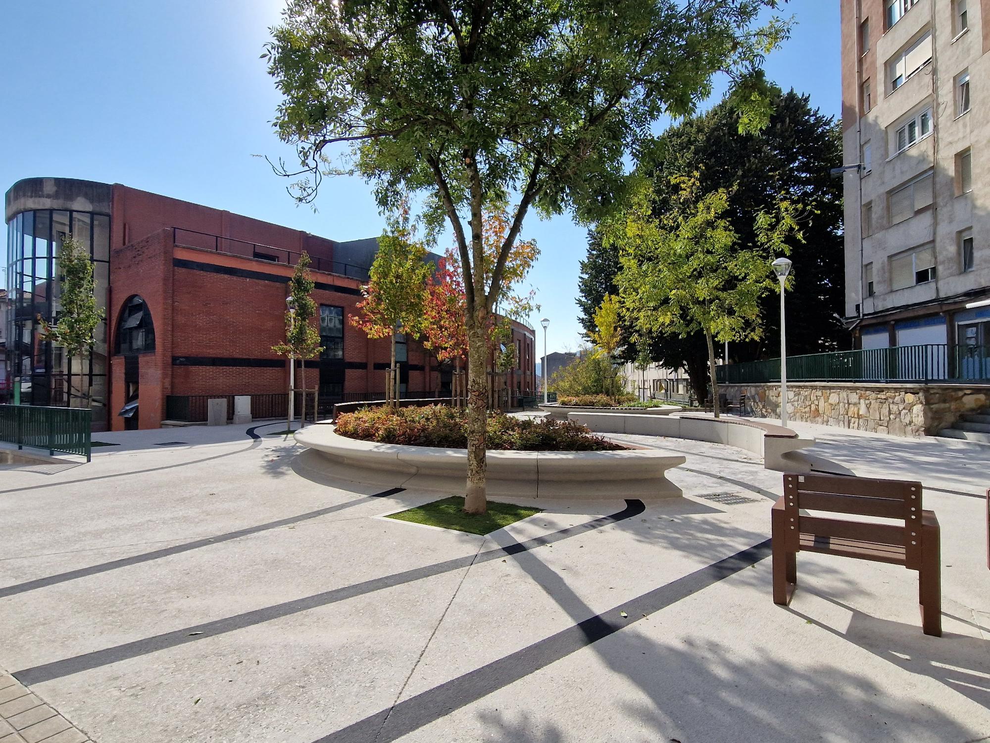 Así luce la renovada plaza Zizeruena de Otxarkoaga