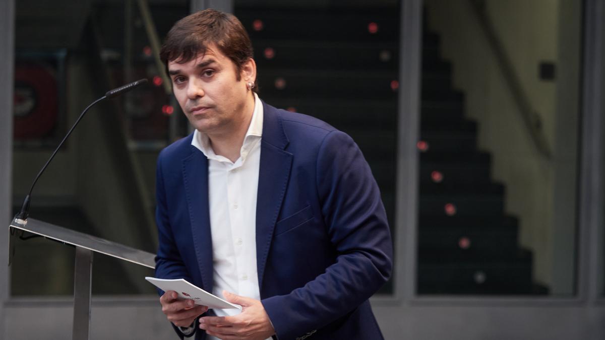 El portavoz de Geroa Bai en el Parlamento de Navarra, Pablo Azcona, hoy en el atrio del Legislativo.